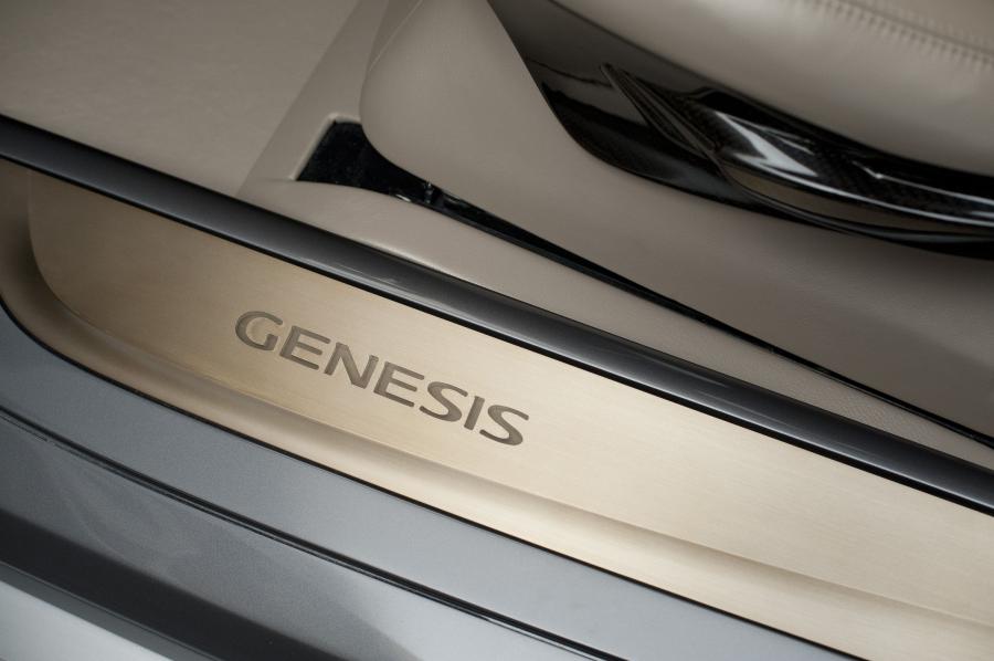 Логотип Hyundai HCD-14 Genesis Concept 2013 года  (фото 9 из 23)